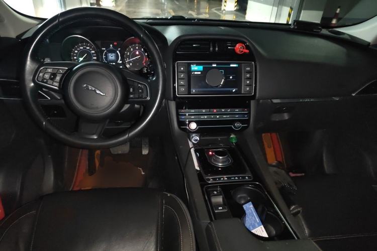 Used Jaguar F-PACE 2016 2.0T Two-Wheel Drive Urban Luxury Edition Center Console