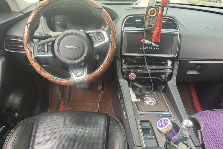 Used Jaguar F-PACE 2016 3.0 SC Four-Wheel Drive R-Sport Sport Edition Center Console