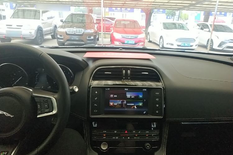 Used Jaguar F-PACE 2016 3.0 SC Four-Wheel Drive R-Sport Sport Edition Center Console