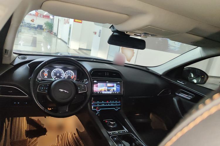 Used Jaguar F-PACE 2016 2.0T Two-Wheel Drive Urban Luxury Edition Center Console