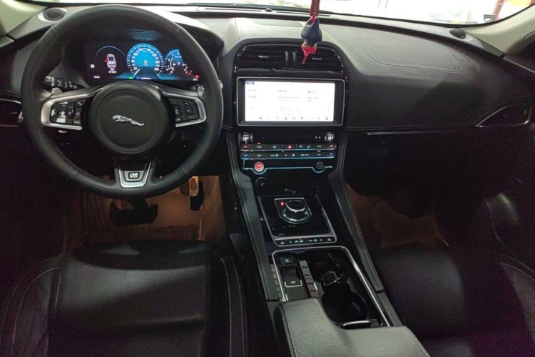 Used Jaguar F-PACE 2016 3.0 SC Four-Wheel Drive R-Sport Sport Edition Center Console