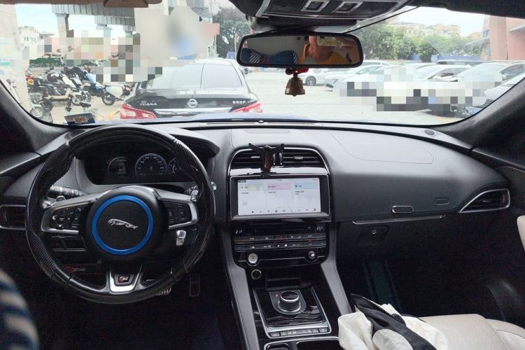 Used Jaguar F-PACE 2016 3.0 SC Four-Wheel Drive S High-Performance First-Edition Limited Model Center Console