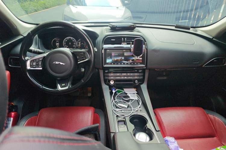 Used Jaguar F-PACE 2016 2.0T Two-Wheel-Drive R-Sport Sport Edition Center Console