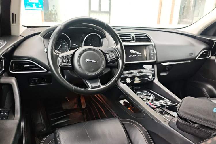 Used Jaguar F-PACE 2016 2.0T Two-Wheel Drive Urban Luxury Edition Center Console