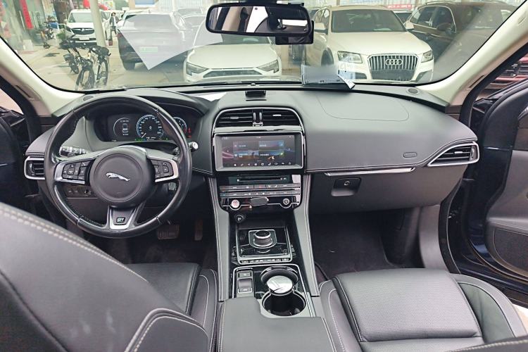 Used Jaguar F-PACE 2016 2.0T Two-Wheel-Drive R-Sport Sport Edition Center Console