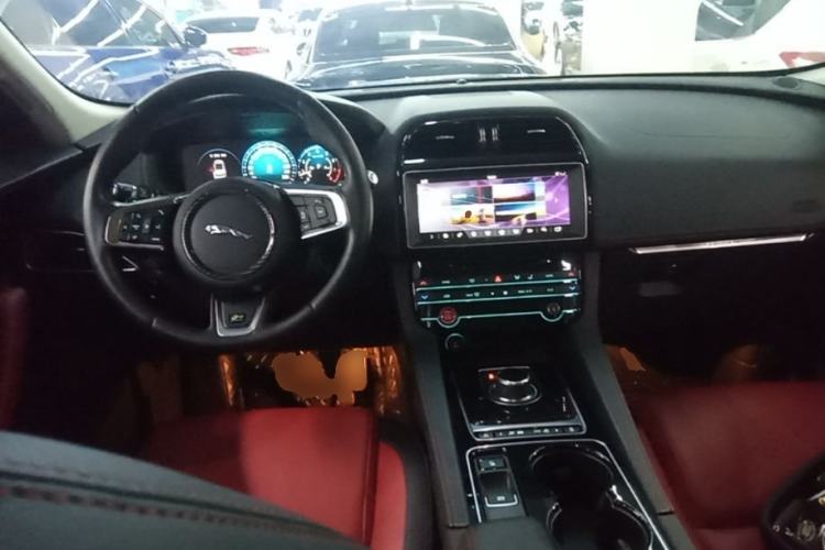 Used Jaguar F-PACE 2016 2.0T Two-Wheel-Drive R-Sport Sport Edition Center Console