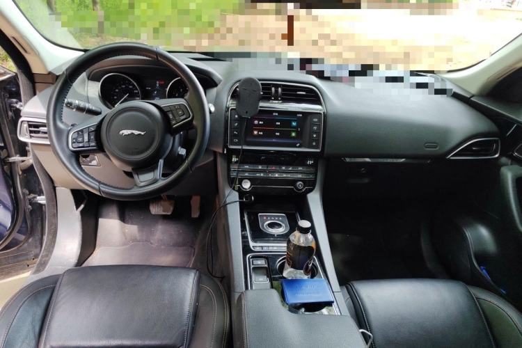 Used Jaguar F-PACE 2016 2.0T Two-Wheel Drive Urban Luxury Edition Center Console