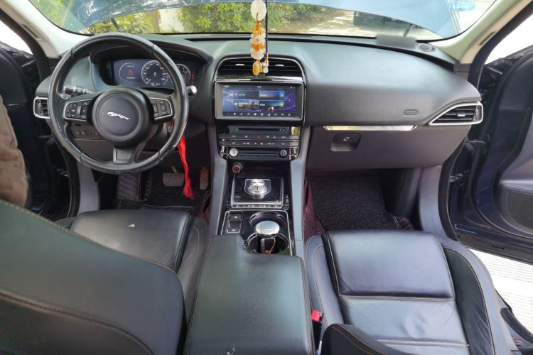 Used Jaguar F-PACE 2016 2.0T Two-Wheel-Drive R-Sport Sport Edition Center Console