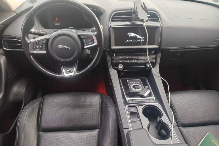 Used Jaguar F-PACE 2016 2.0T Two-Wheel-Drive R-Sport Sport Edition Center Console