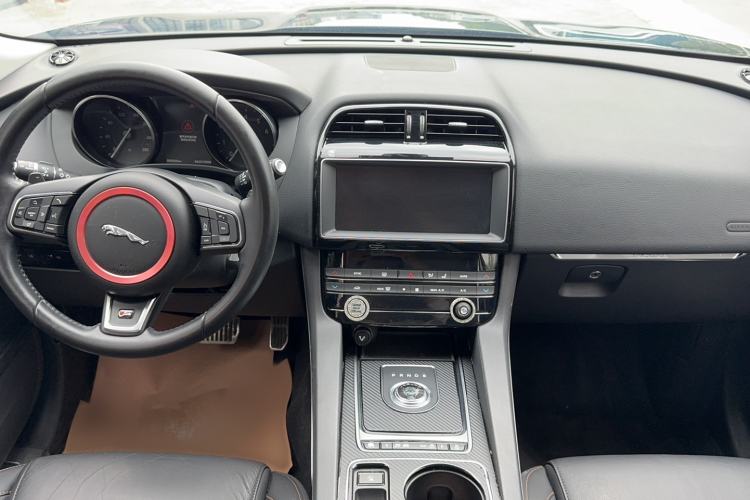 Used Jaguar F-PACE 2016 2.0T Two-Wheel Drive Urban Luxury Edition Center Console