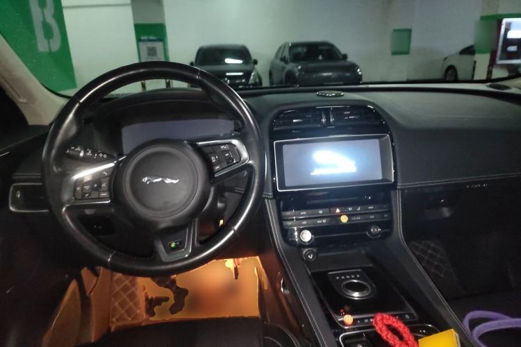Used Jaguar F-PACE 2016 2.0T Two-Wheel-Drive R-Sport Sport Edition Center Console
