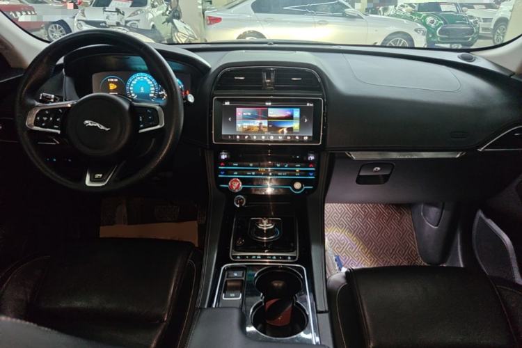 Used Jaguar F-PACE 2016 2.0T Two-Wheel-Drive R-Sport Sport Edition Center Console