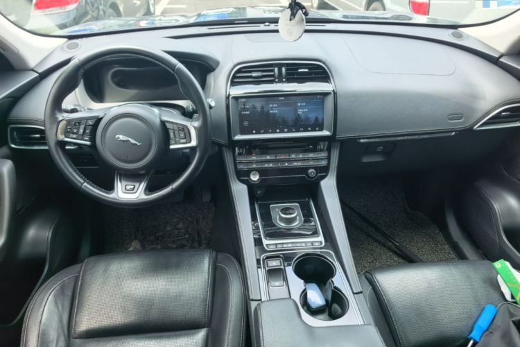 Used Jaguar F-PACE 2016 2.0T Two-Wheel-Drive R-Sport Sport Edition Center Console