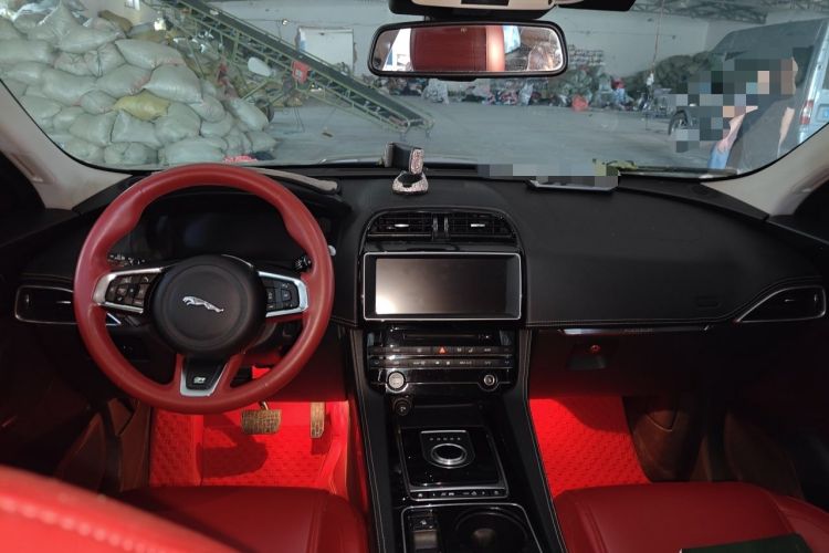 Used Jaguar F-PACE 2016 2.0T Two-Wheel-Drive R-Sport Sport Edition Center Console
