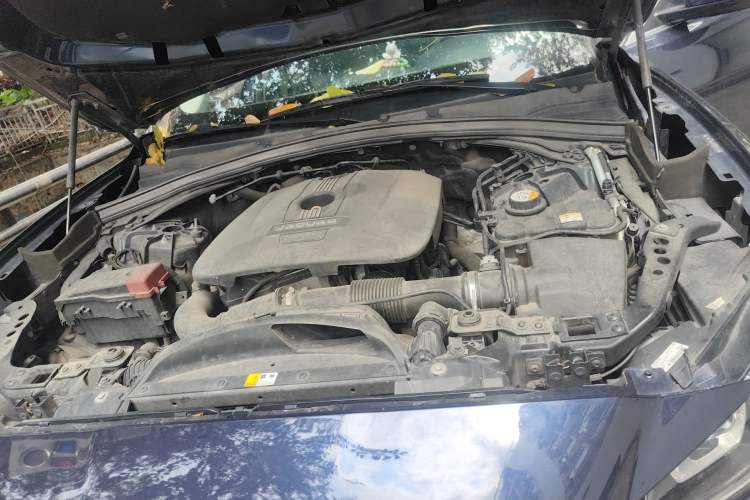 Used Jaguar F-PACE 2016 2.0T Two-Wheel-Drive R-Sport Sport Edition Engine Bay