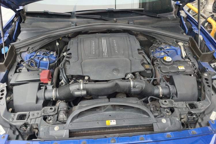 Used Jaguar F-PACE 2016 3.0 SC Four-Wheel Drive S High-Performance First-Edition Limited Model Engine Bay