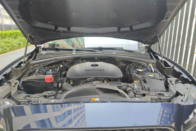 Used Jaguar F-PACE 2016 2.0T Two-Wheel-Drive R-Sport Sport Edition Engine Bay