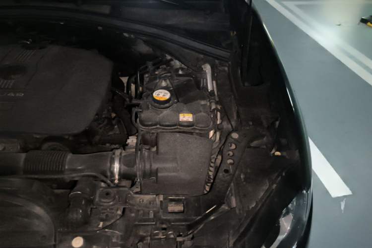 Used Jaguar F-PACE 2016 2.0T Two-Wheel-Drive R-Sport Sport Edition Engine Bay Left