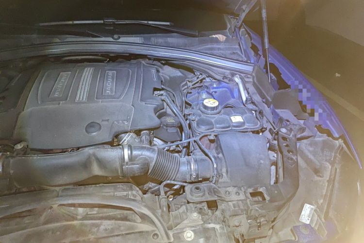 Used Jaguar F-PACE 2016 3.0 SC Four-Wheel Drive S High-Performance First-Edition Limited Model Engine Bay Left