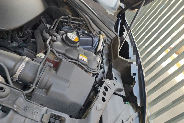 Used Jaguar F-PACE 2016 2.0T Two-Wheel-Drive R-Sport Sport Edition Engine Bay Left