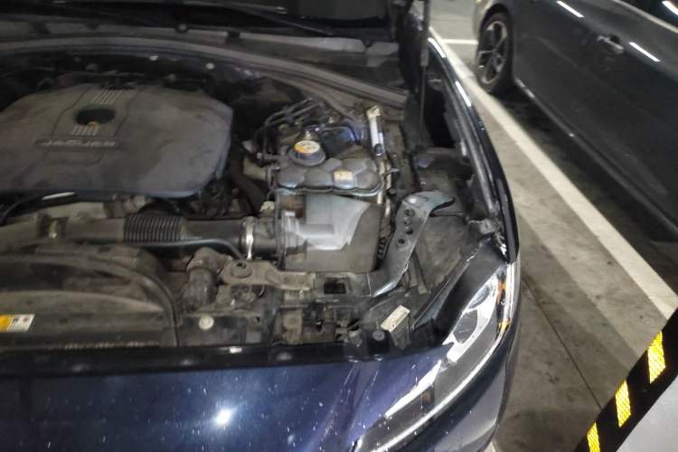 Used Jaguar F-PACE 2016 2.0T Two-Wheel-Drive R-Sport Sport Edition Engine Bay Left