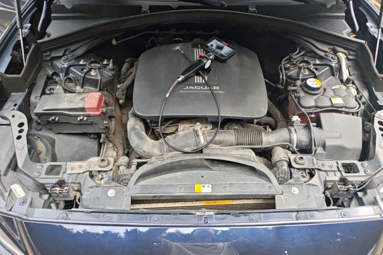 Used Jaguar F-PACE 2016 2.0T Two-Wheel-Drive R-Sport Sport Edition Engine Bay