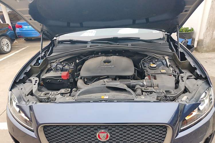 Used Jaguar F-PACE 2016 2.0T Two-Wheel-Drive R-Sport Sport Edition Engine Bay