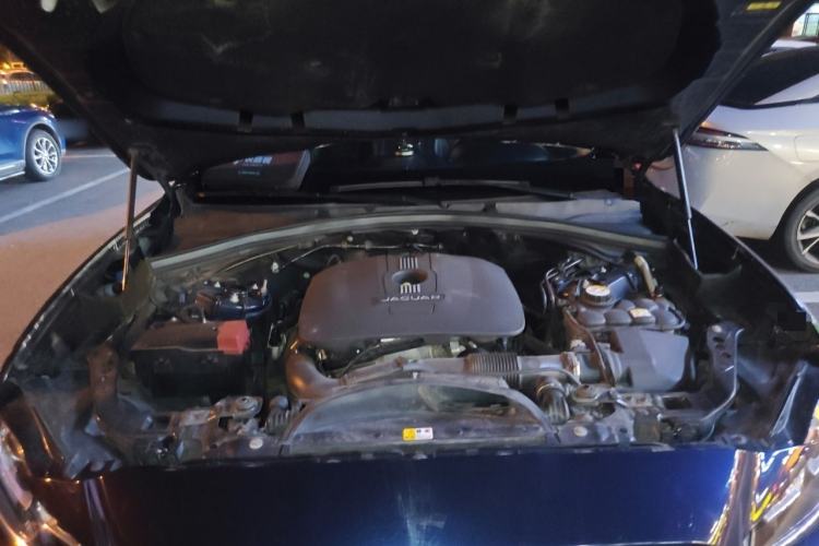 Used Jaguar F-PACE 2016 2.0T Two-Wheel-Drive R-Sport Sport Edition Engine Bay