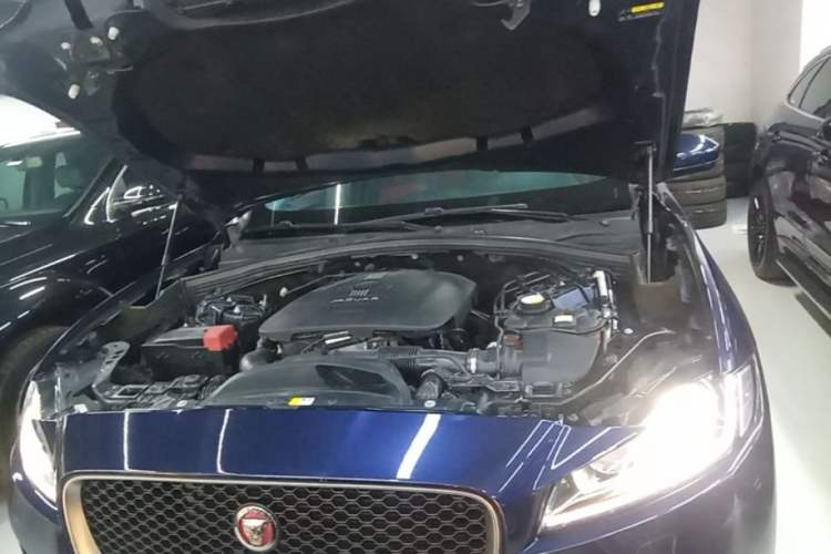Used Jaguar F-PACE 2016 2.0T Two-Wheel-Drive R-Sport Sport Edition Engine Bay