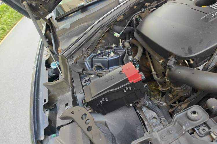 Used Jaguar F-PACE 2016 2.0T Two-Wheel-Drive R-Sport Sport Edition Engine Bay Right