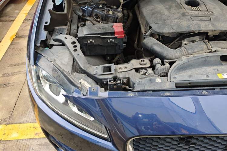 Used Jaguar F-PACE 2016 2.0T Two-Wheel Drive Urban Luxury Edition Engine Bay Right