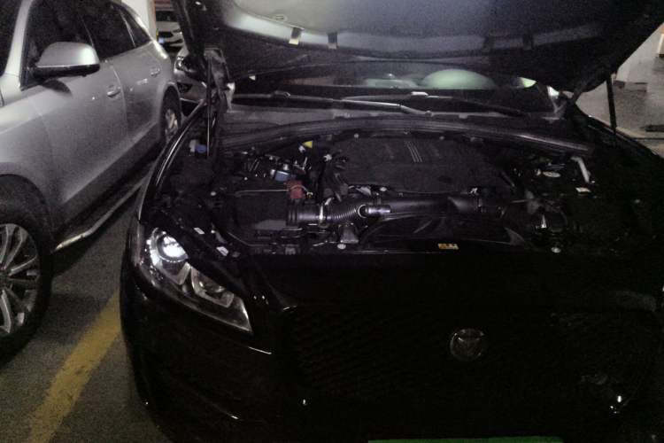 Used Jaguar F-PACE 2016 3.0 SC Four-Wheel Drive R-Sport Sport Edition Engine Bay Right
