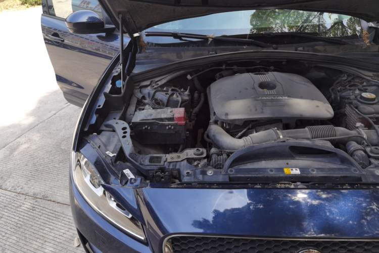 Used Jaguar F-PACE 2016 2.0T Two-Wheel-Drive R-Sport Sport Edition Engine Bay Right