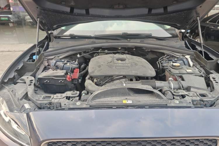 Used Jaguar F-PACE 2016 2.0T Two-Wheel-Drive R-Sport Sport Edition Engine Bay