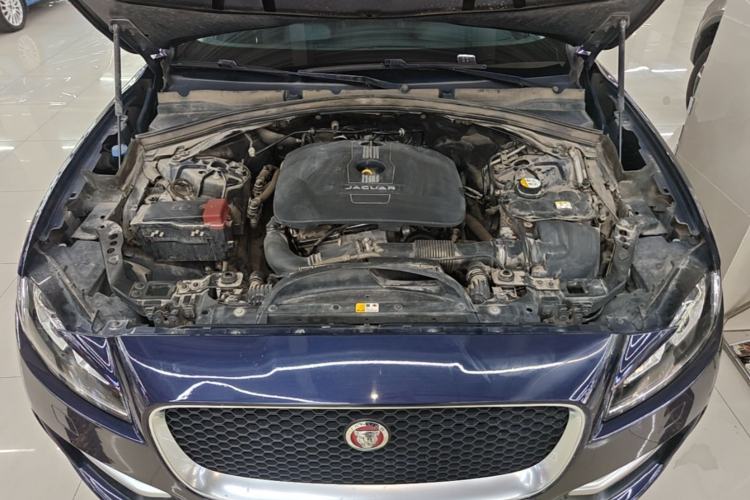Used Jaguar F-PACE 2016 2.0T Two-Wheel-Drive R-Sport Sport Edition Engine Bay