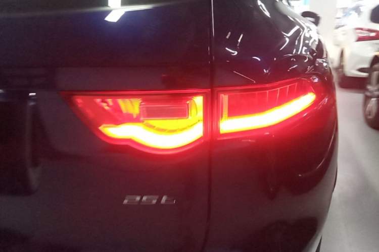 Used Jaguar F-PACE 2016 2.0T Two-Wheel-Drive R-Sport Sport Edition Exterior 3