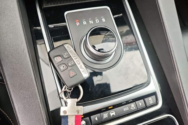 Used Jaguar F-PACE 2016 2.0T Two-Wheel Drive Urban Luxury Edition Gear Lever