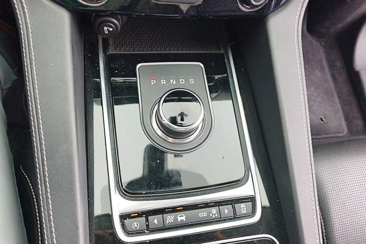 Used Jaguar F-PACE 2016 2.0T Two-Wheel-Drive R-Sport Sport Edition Gear Lever