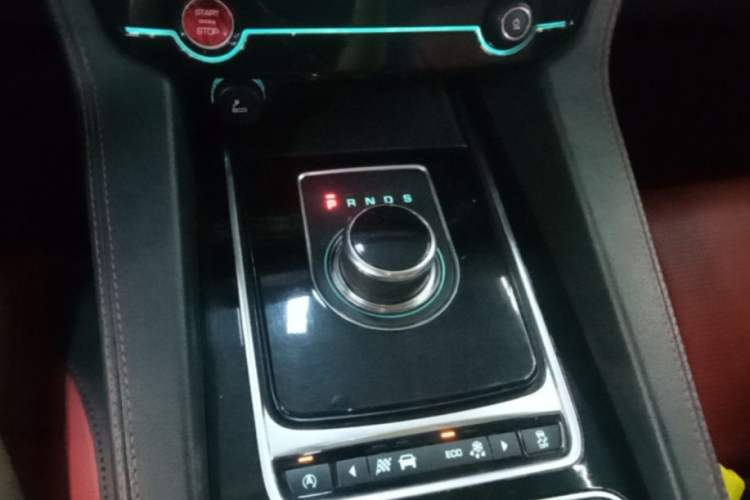 Used Jaguar F-PACE 2016 2.0T Two-Wheel-Drive R-Sport Sport Edition Gear Lever