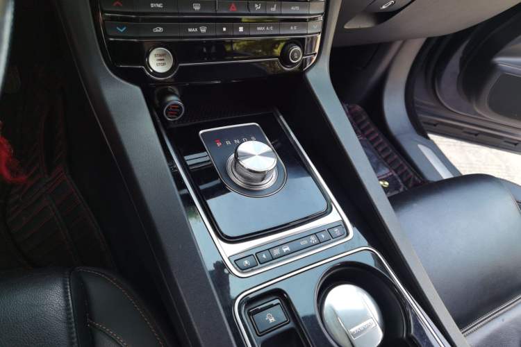 Used Jaguar F-PACE 2016 2.0T Two-Wheel-Drive R-Sport Sport Edition Gear Lever