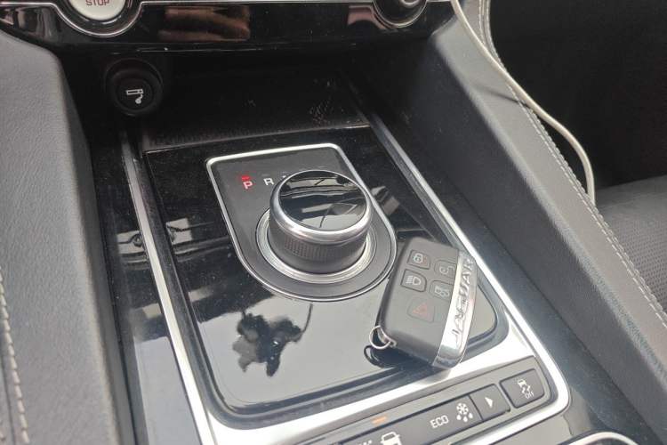 Used Jaguar F-PACE 2016 2.0T Two-Wheel-Drive R-Sport Sport Edition Gear Lever