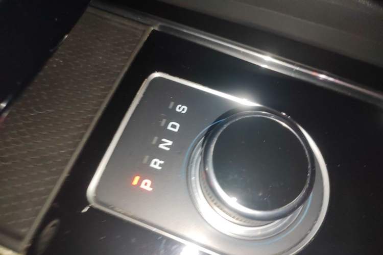 Used Jaguar F-PACE 2016 2.0T Two-Wheel-Drive R-Sport Sport Edition Gear Lever
