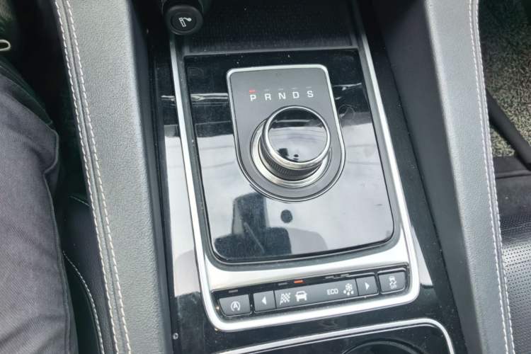 Used Jaguar F-PACE 2016 2.0T Two-Wheel-Drive R-Sport Sport Edition Gear Lever