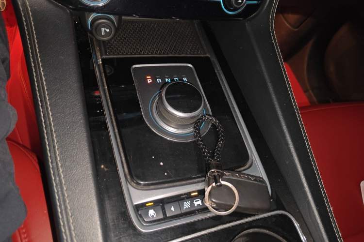 Used Jaguar F-PACE 2016 2.0T Two-Wheel-Drive R-Sport Sport Edition Gear Lever
