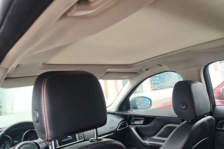 Used Jaguar F-PACE 2016 2.0T Two-Wheel Drive Urban Luxury Edition Headliner