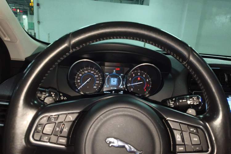 Used Jaguar F-PACE 2016 2.0T Two-Wheel Drive Urban Luxury Edition Instrument Cluster