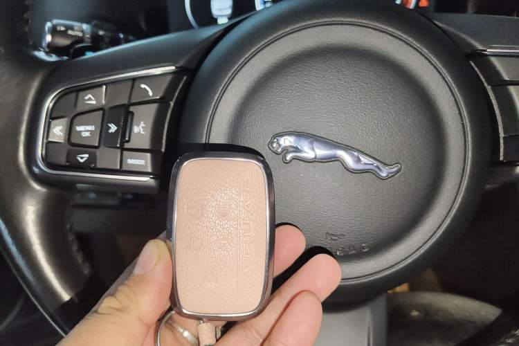 Used Jaguar F-PACE 2016 2.0T Two-Wheel Drive Urban Luxury Edition Interior 1