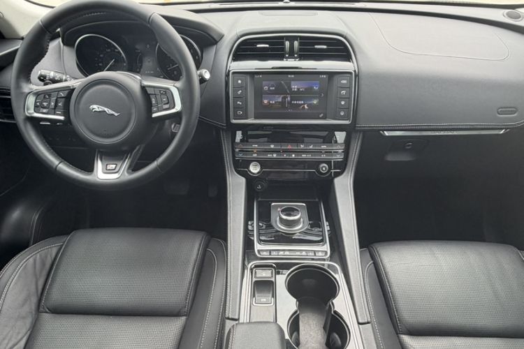 Used Jaguar F-PACE 2016 3.0 SC Four-Wheel Drive R-Sport Sport Edition Interior 2