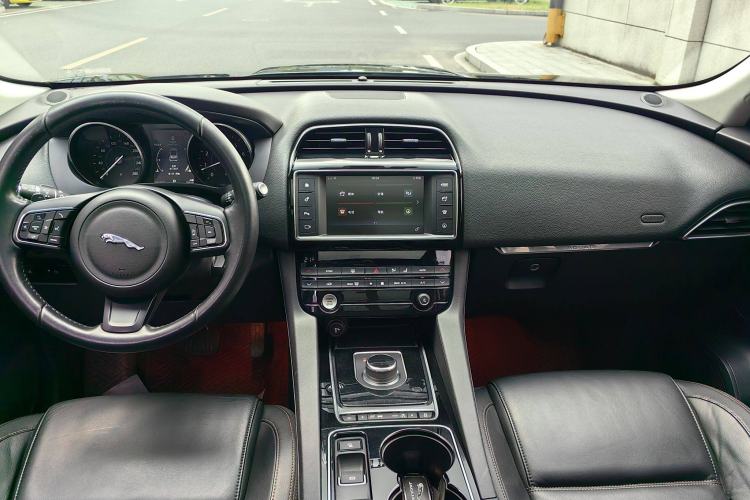 Used Jaguar F-PACE 2016 2.0T Two-Wheel Drive Urban Luxury Edition Interior 2