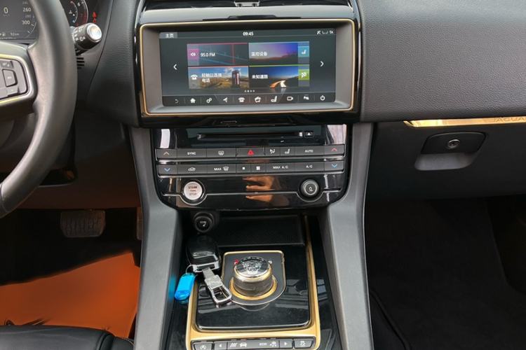 Used Jaguar F-PACE 2016 2.0T Two-Wheel Drive Urban Luxury Edition Interior 3